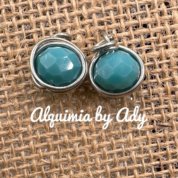 BLUE CRYSTAL SILVER SOLITAIRE STUDS HANDMADE - Picture 1 of 1